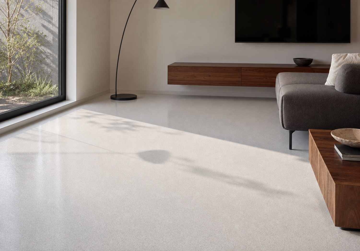 Pardoseală din marmură lichidă într-un living minimalist